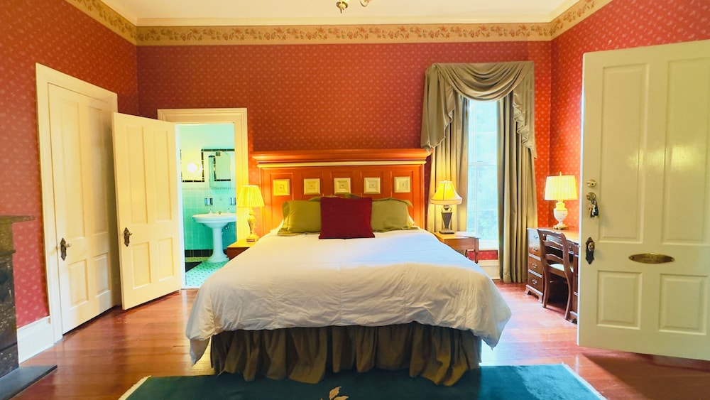 Rothschild-Pound House Inn 34/76