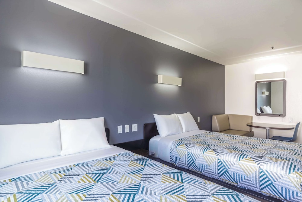 Motel6 Laredo, TX - Airport 40/66