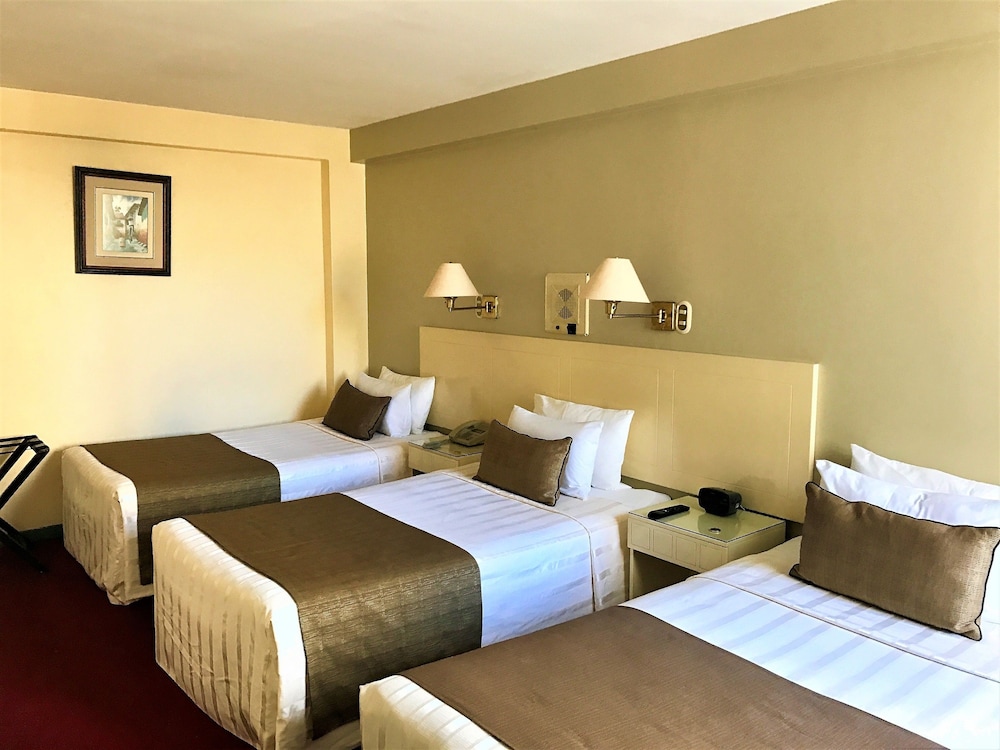 Embajadores Hotel 12/53