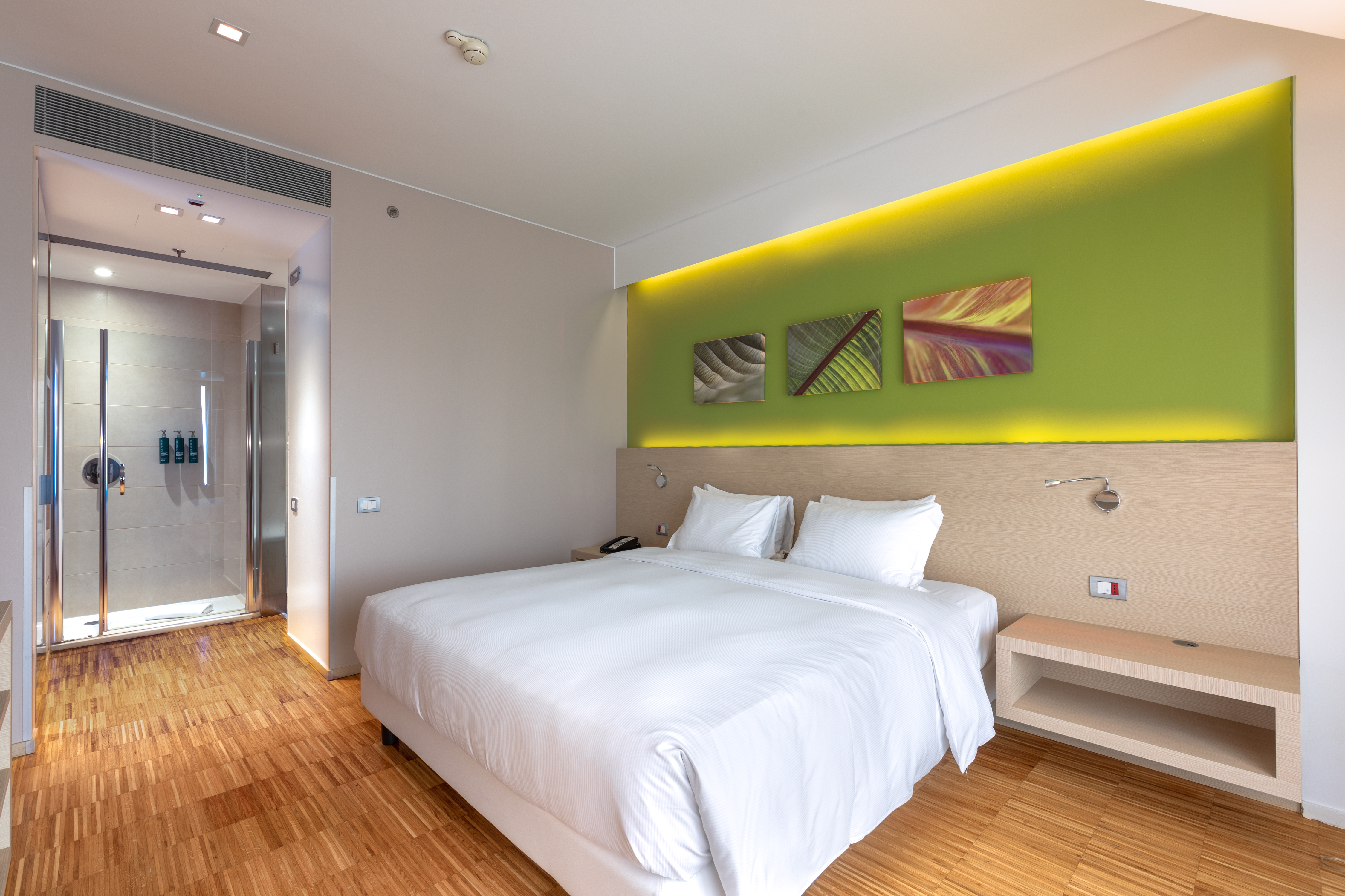 SUPERIOR, SUITE, KING BED, BALCONY, CORNER