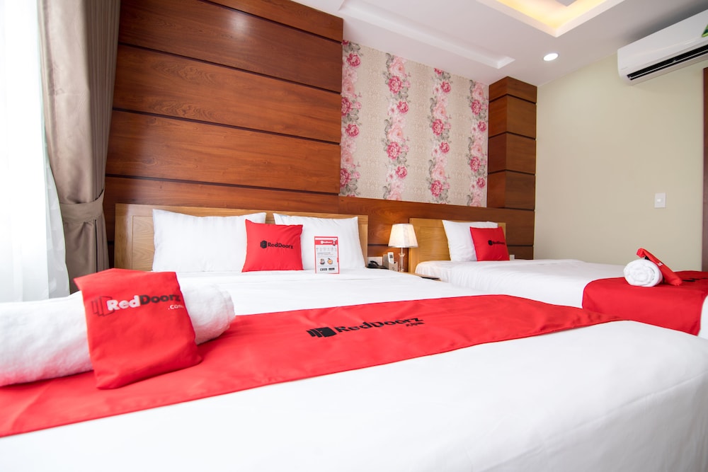 RedDoorz Plus near Tan Son Nhat airport 2 16/50