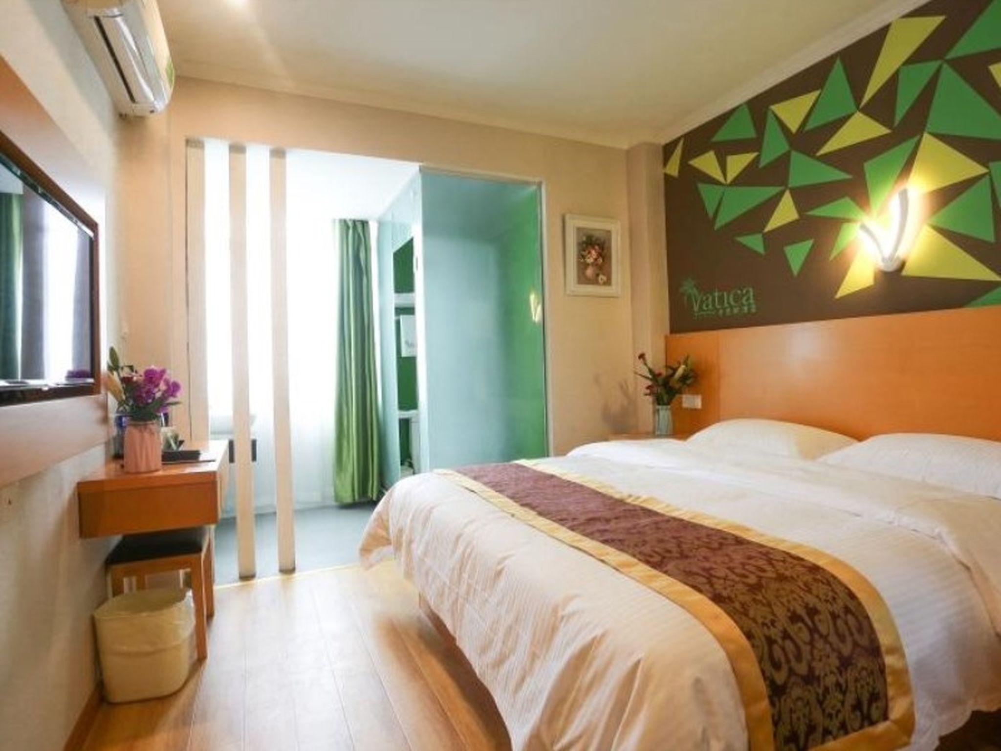 BUSINESS, QUEEN BED