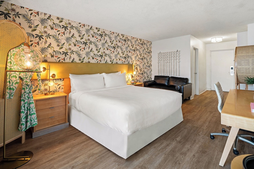 Deluxe, King Bed, Bay Front, Balcony