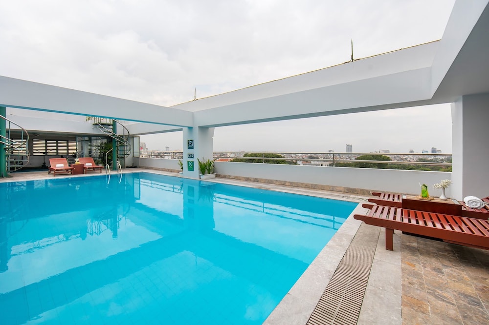 THE TRAY HOTEL 44/68