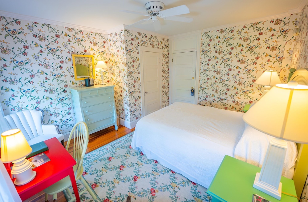 Garden, Queen Bed، The Colony Hotel 3/10
