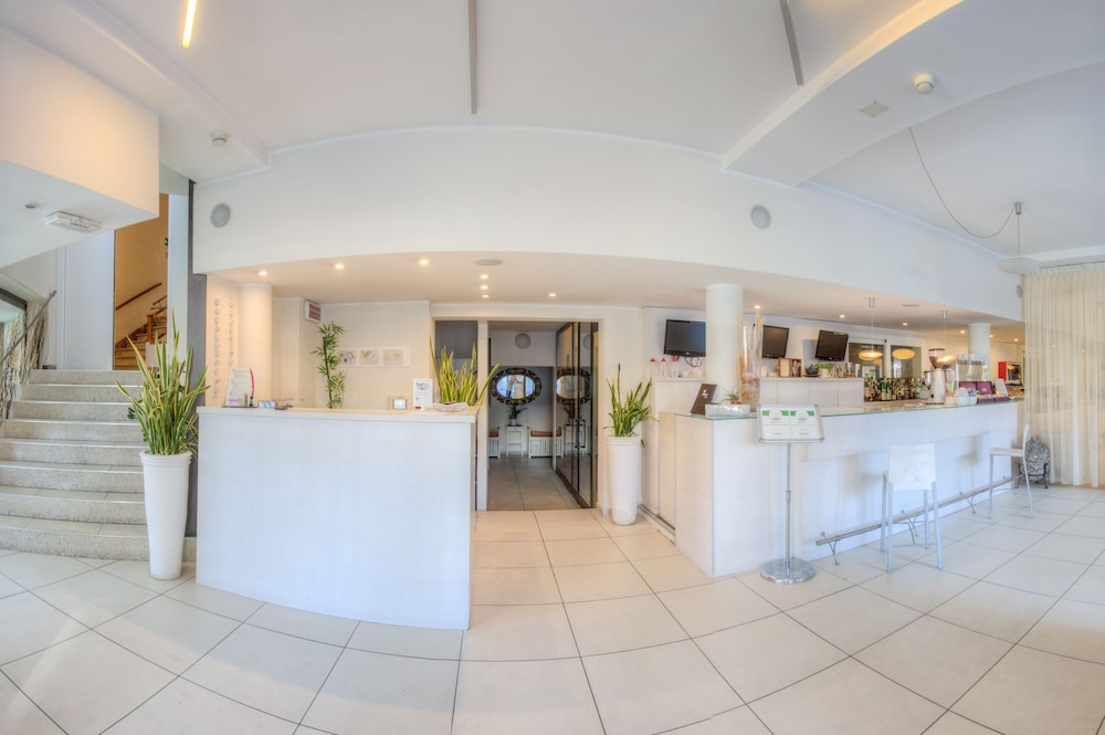 Ferretti Beach Hotel 11/65