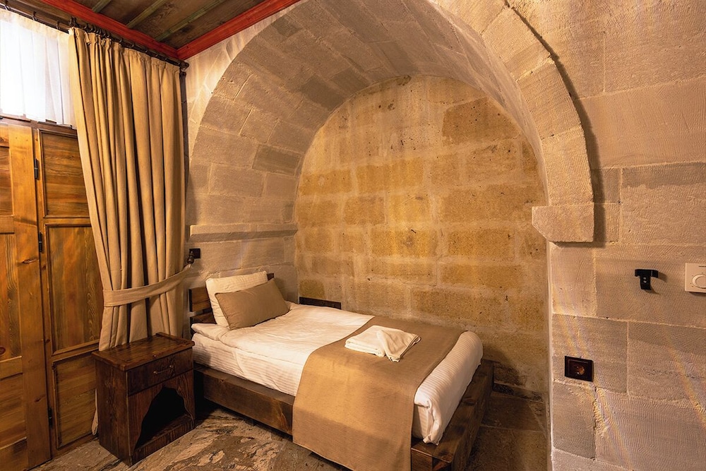 Noahs Ark Cave Hotel 24/50