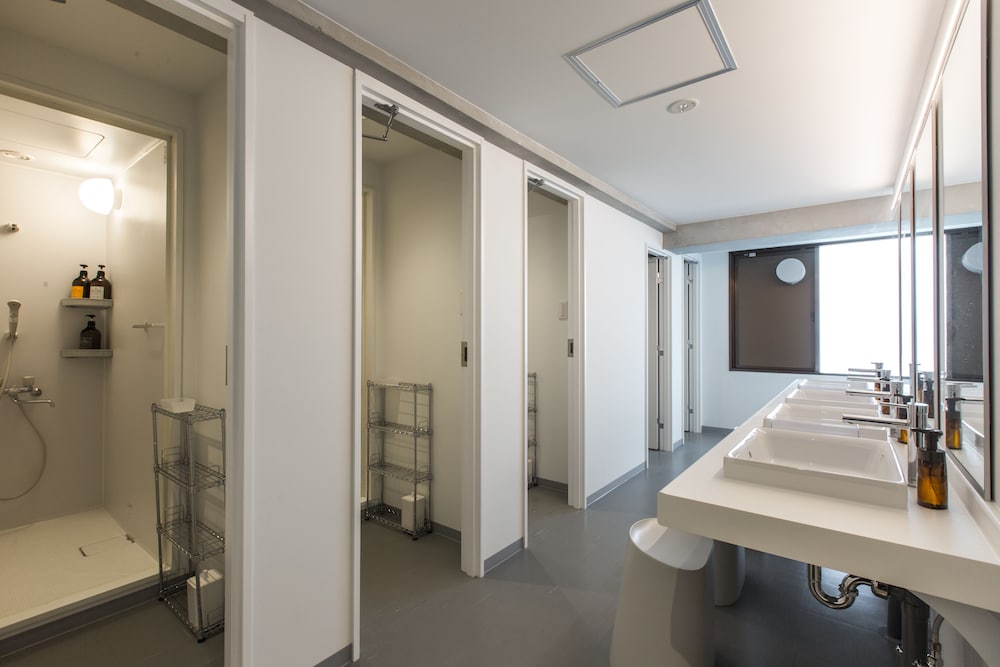 FEMALE DORM, FEMALE ONLY, SHARED BATHROOM