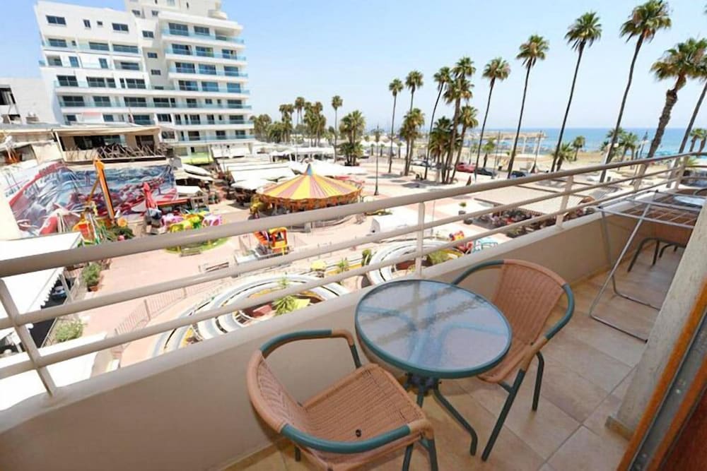 Les Palmiers Beach Hotel 66/69