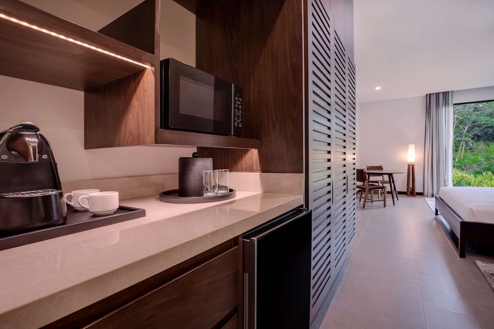 Botanika Osa Peninsula, Curio Collection by Hilton 19/73