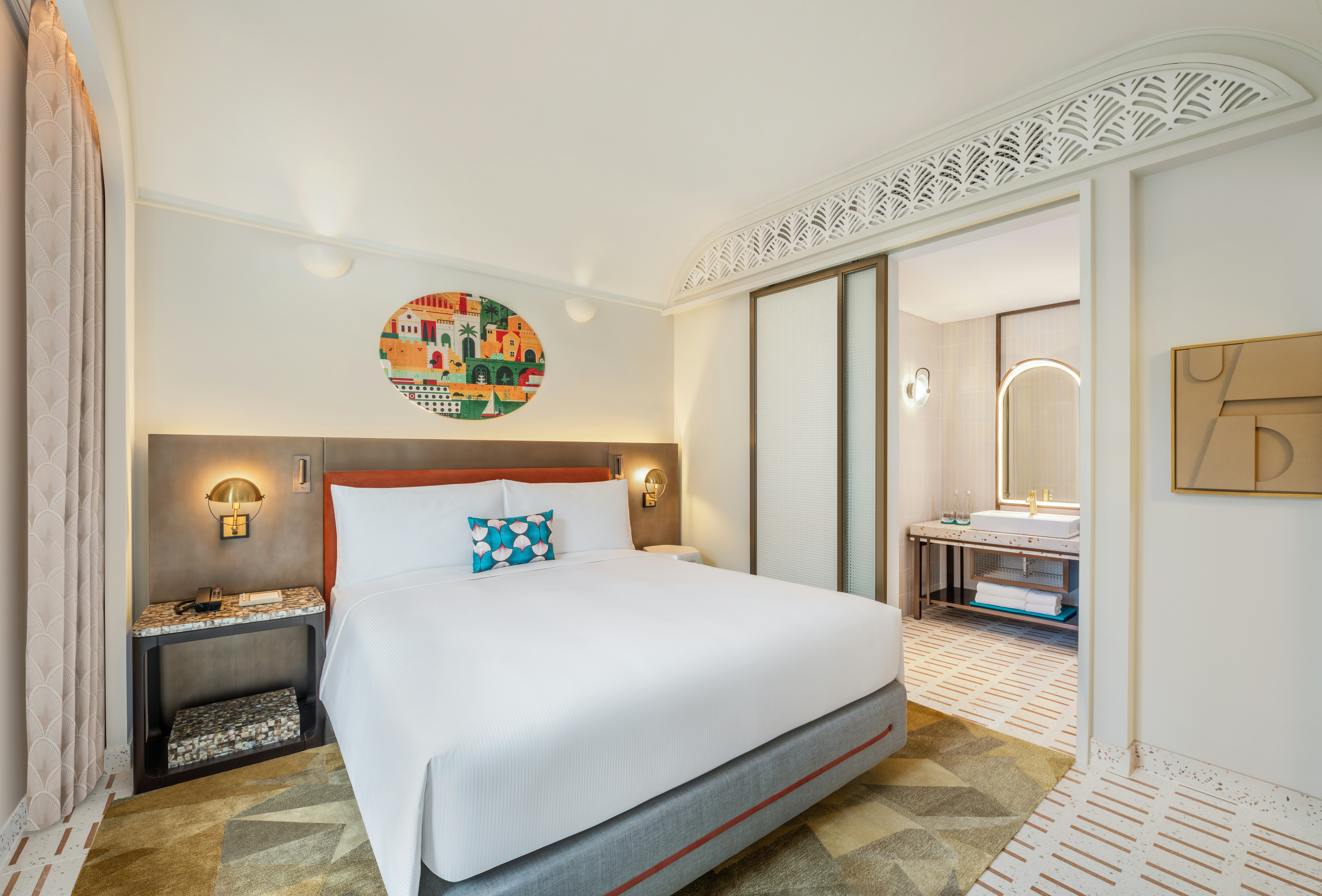 DELUXE, KING BED