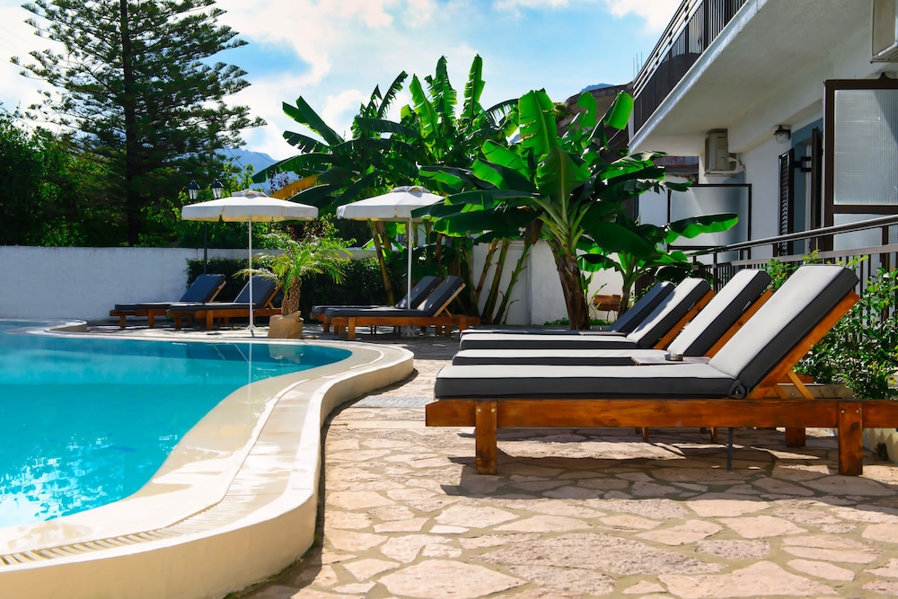 Aquarius Beach Aparthotel 12/69
