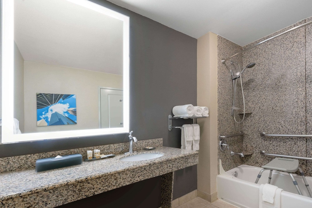 La Quinta Inn & Suites by Wyndham Houston Energy Corridor 32/61