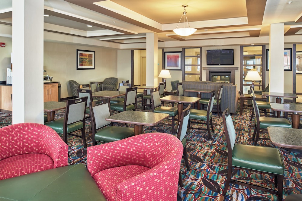 Holiday Inn Express Hotel and Suites El Paso Airport Area 42/64