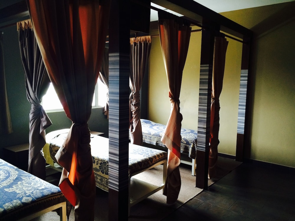 Grand Court Hotel 10/56