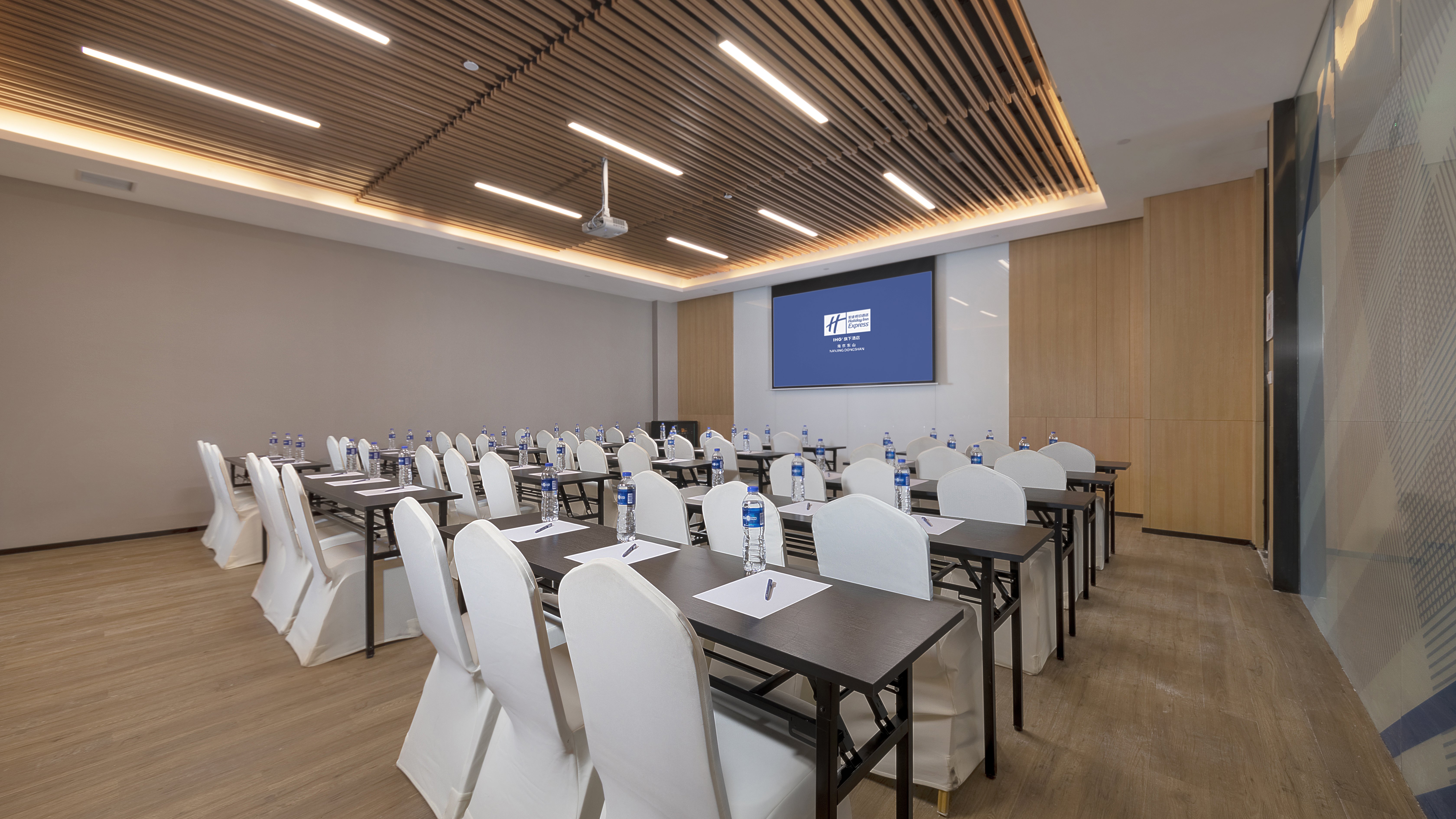 Holiday Inn Express Nanjing Dongshan 51/58
