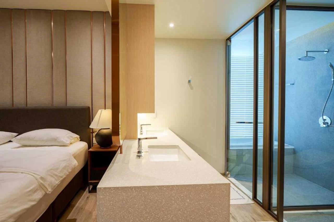 Luxury 2BR Sea View Apartment with Private Lift and Free Parking 18/34