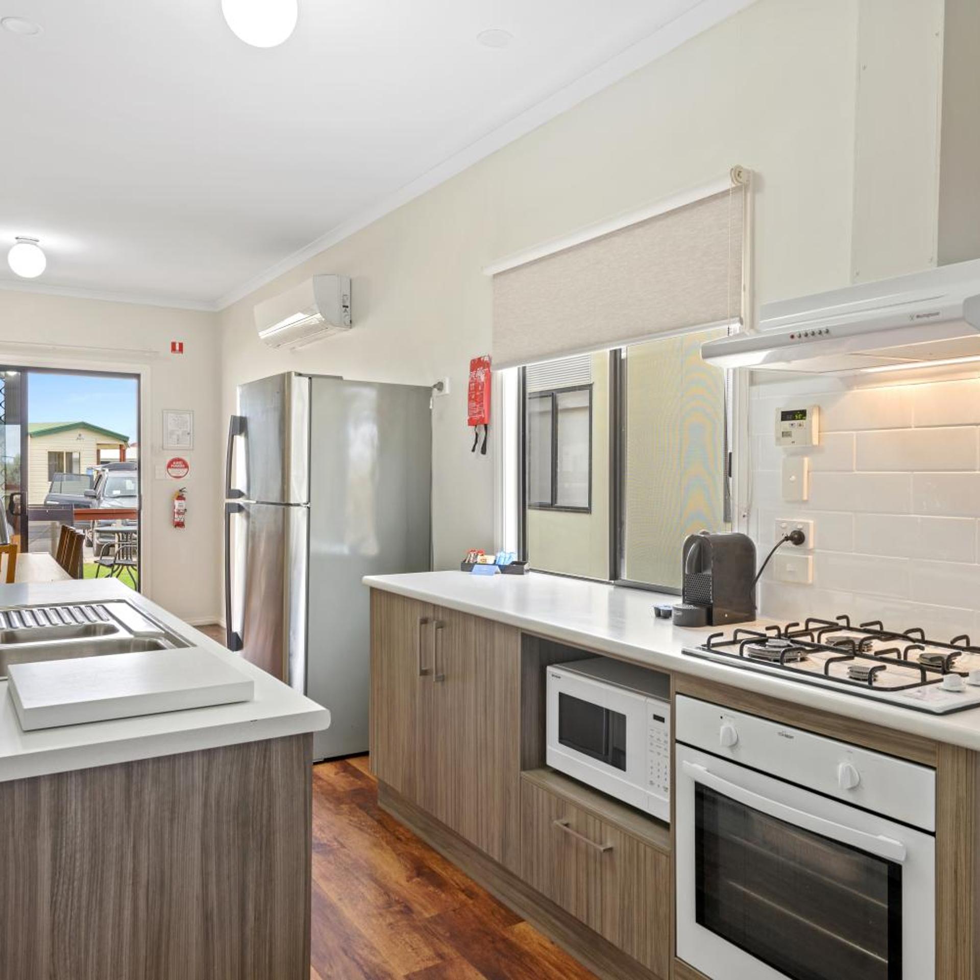 3 Bedrooms, Beach, Deluxe, Cabin، Discovery Parks - Adelaide Beachfront 4/10