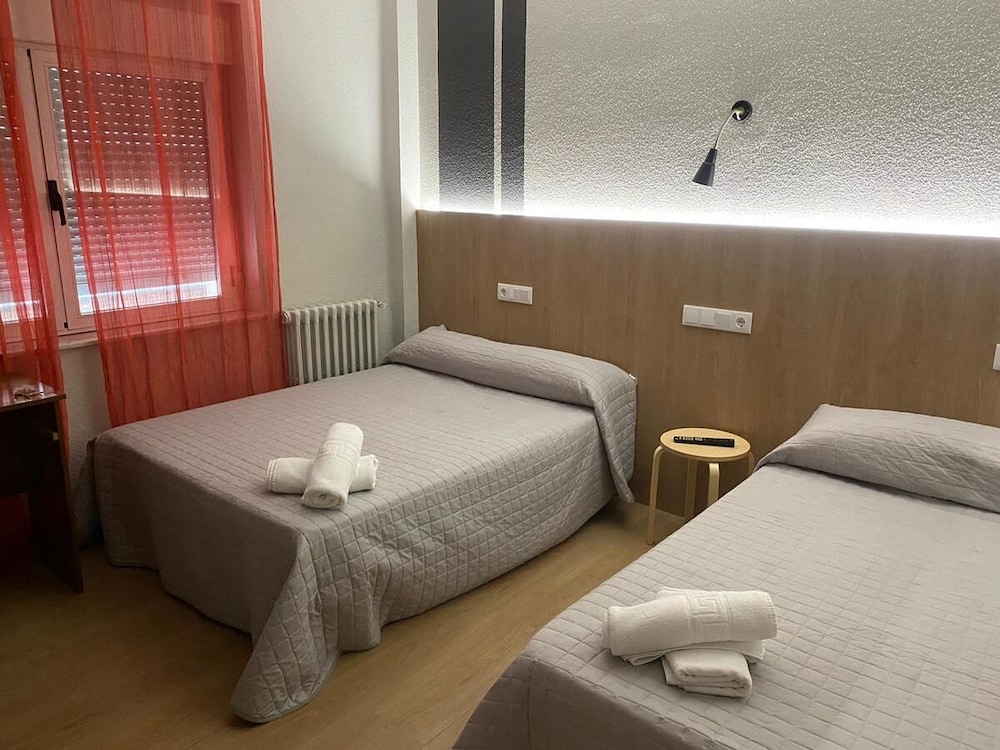 ROOM, DOUBLE BED