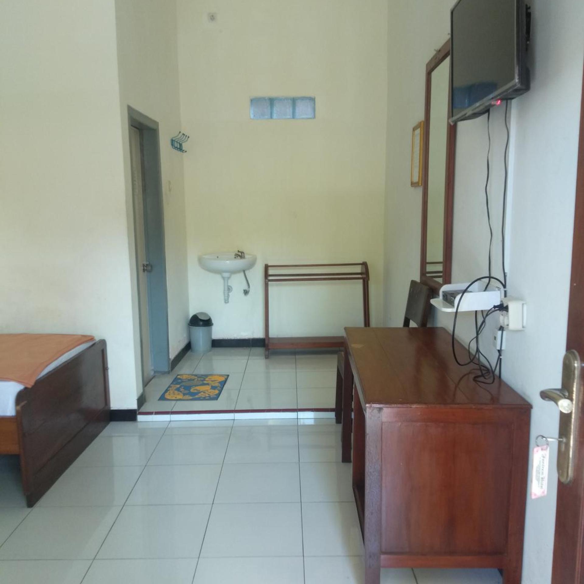 OYO 1999 Hotel Tentrem Syariah 32/33