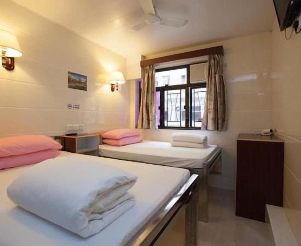 Pay-Less Guest House 10/50