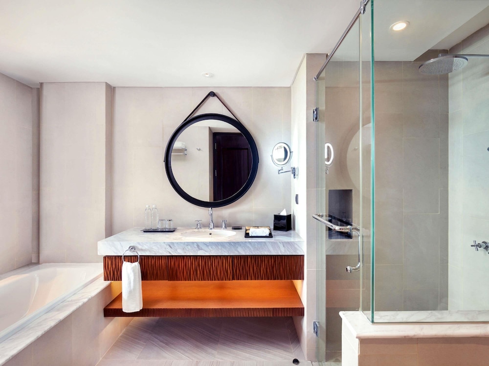 DELUXE, TWIN BEDS, POOL VIEW