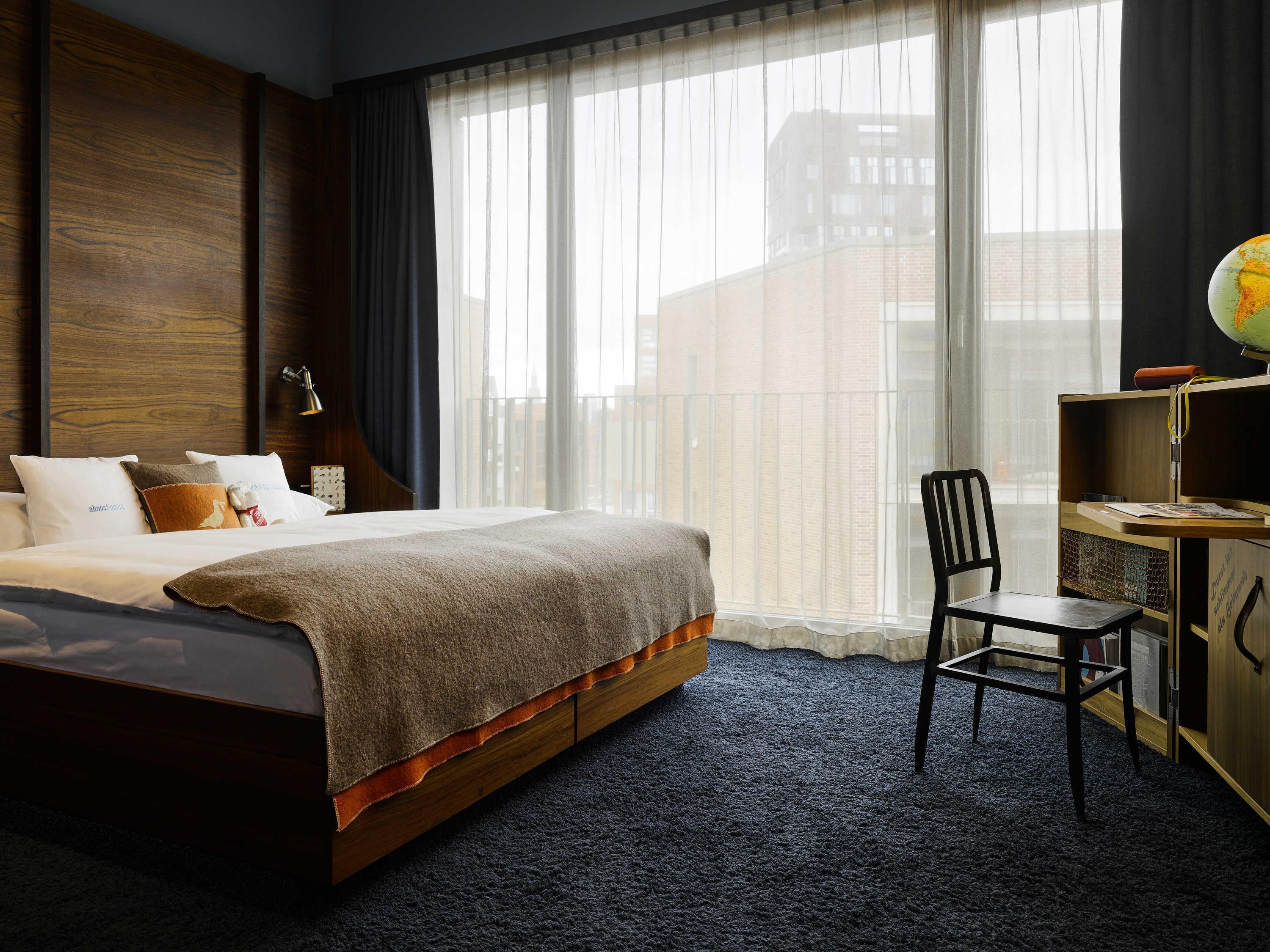 ROOM, LARGE