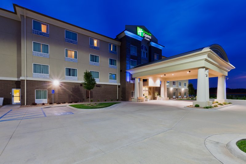 Holiday Inn Express Hotel and Suites Salina 53/62