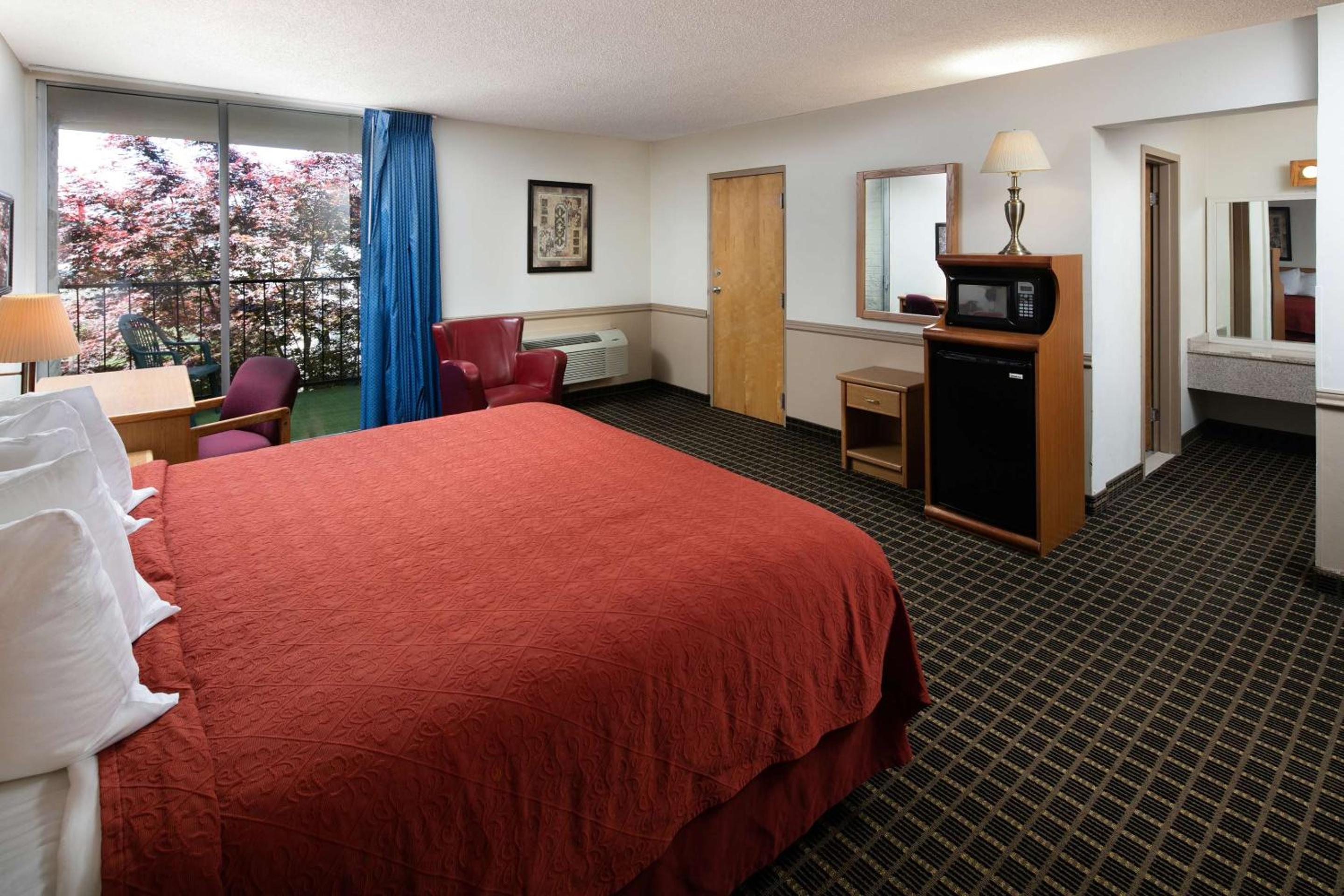 Junior Suite, King Bed, Red Lion Hotel & Conference Center Ellensburg 3/5