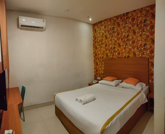 Medium, Queen Bed
