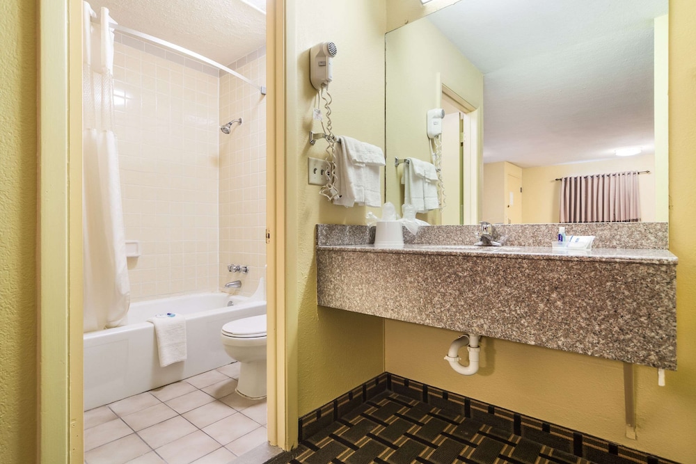 Rodeway Inn Lincoln West - University Area NE 20/42