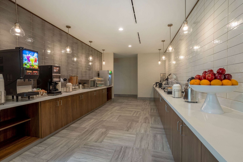 La Quinta Inn & Suites by Wyndham Pflugerville 5/28