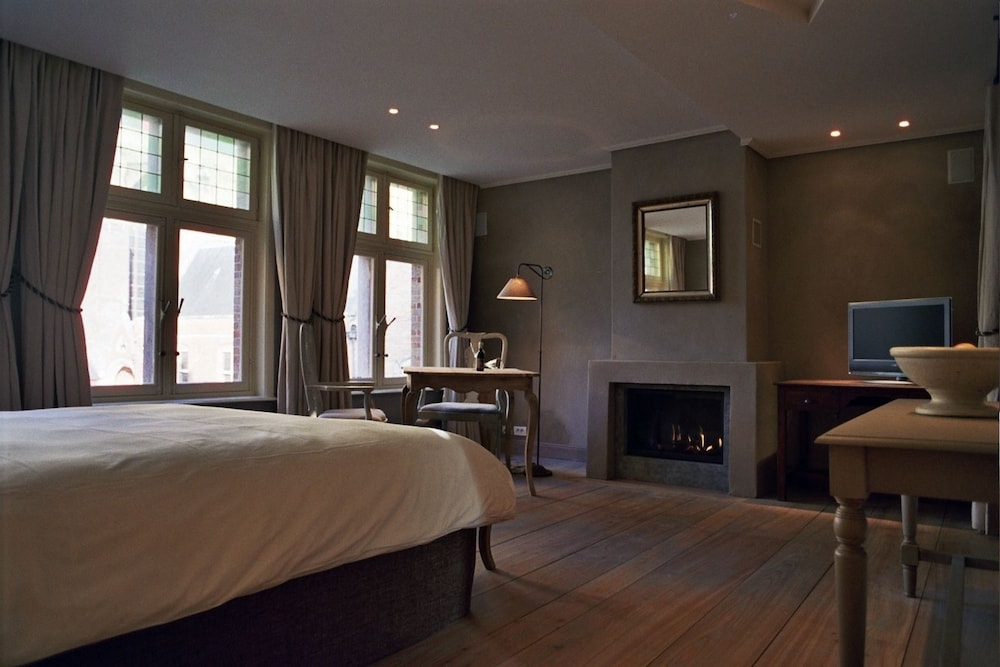 1669 Bed And Breakfast 16/50
