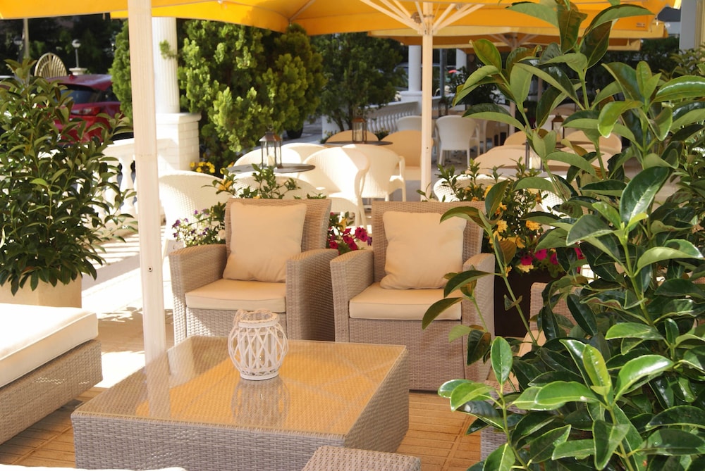 Beverly Park Hotel Spa 50/66