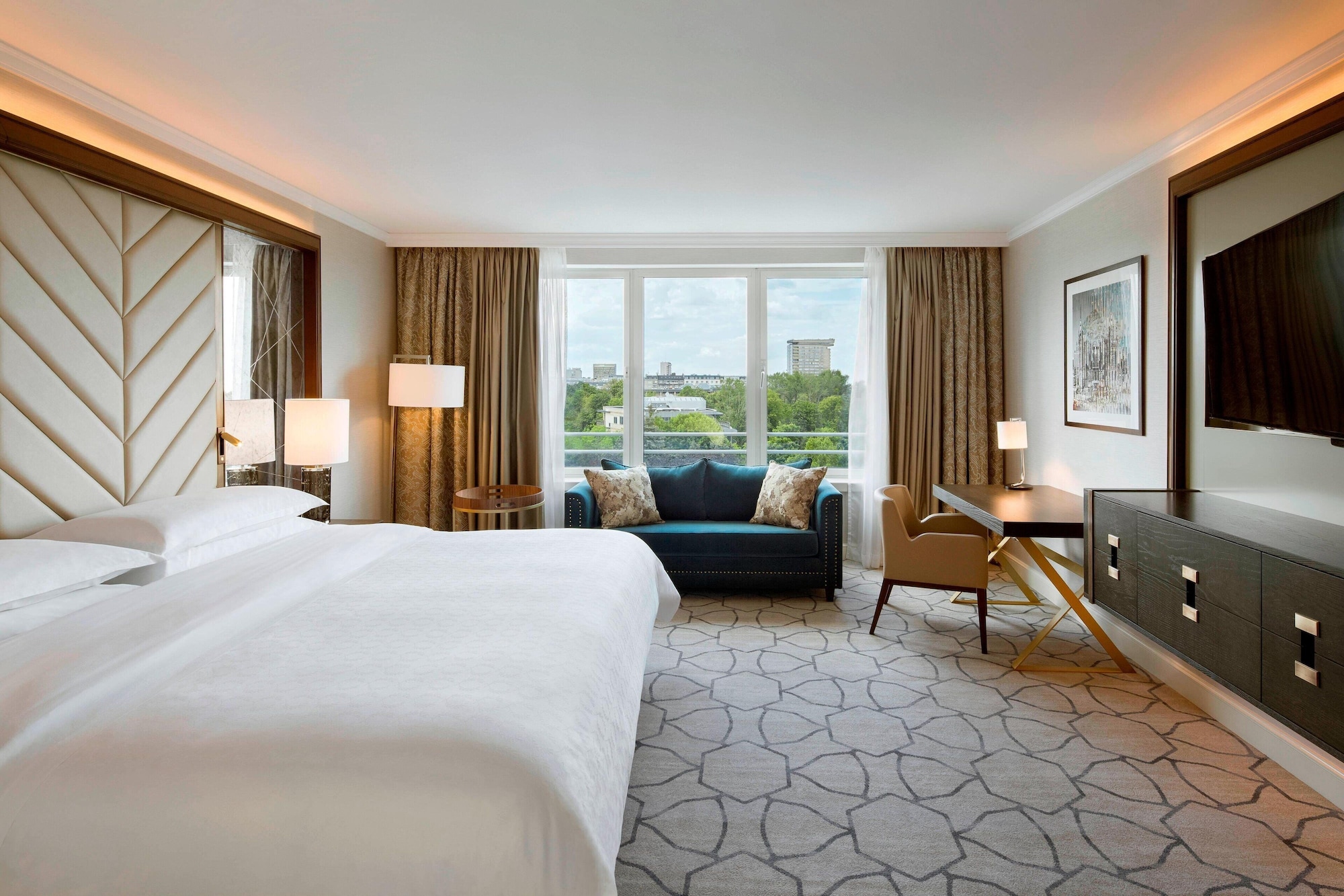 غرفة بريميوم بسرير كينج، Sheraton Grand Warsaw 3/6