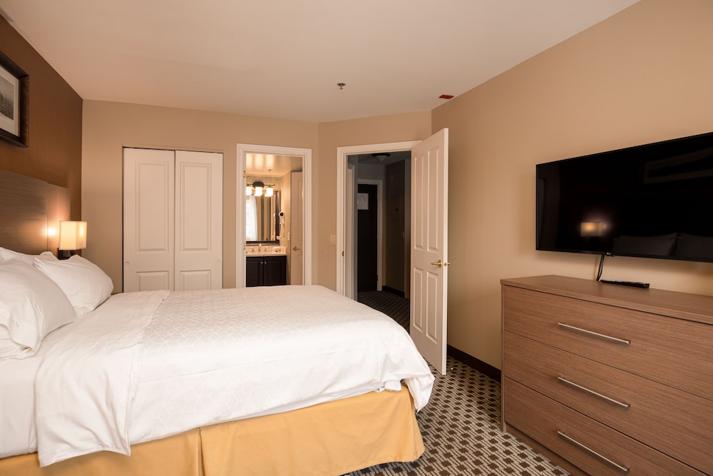 SUITE, QUEEN BED, SOFA
