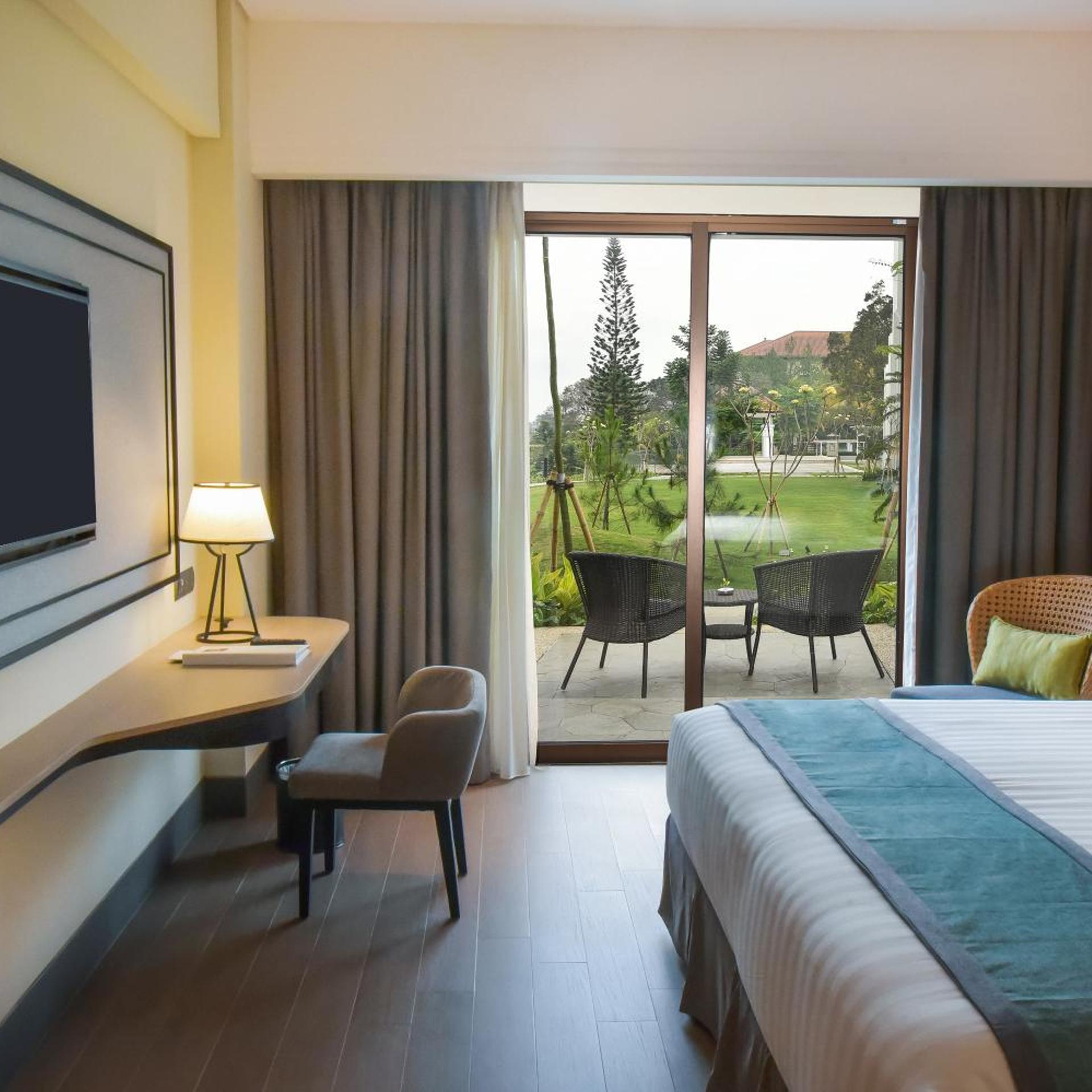 Pine, King Bed, Terrace