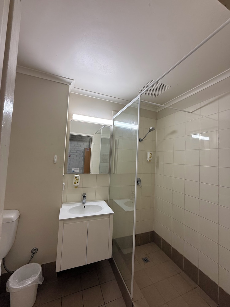 Budget Motel 43/46