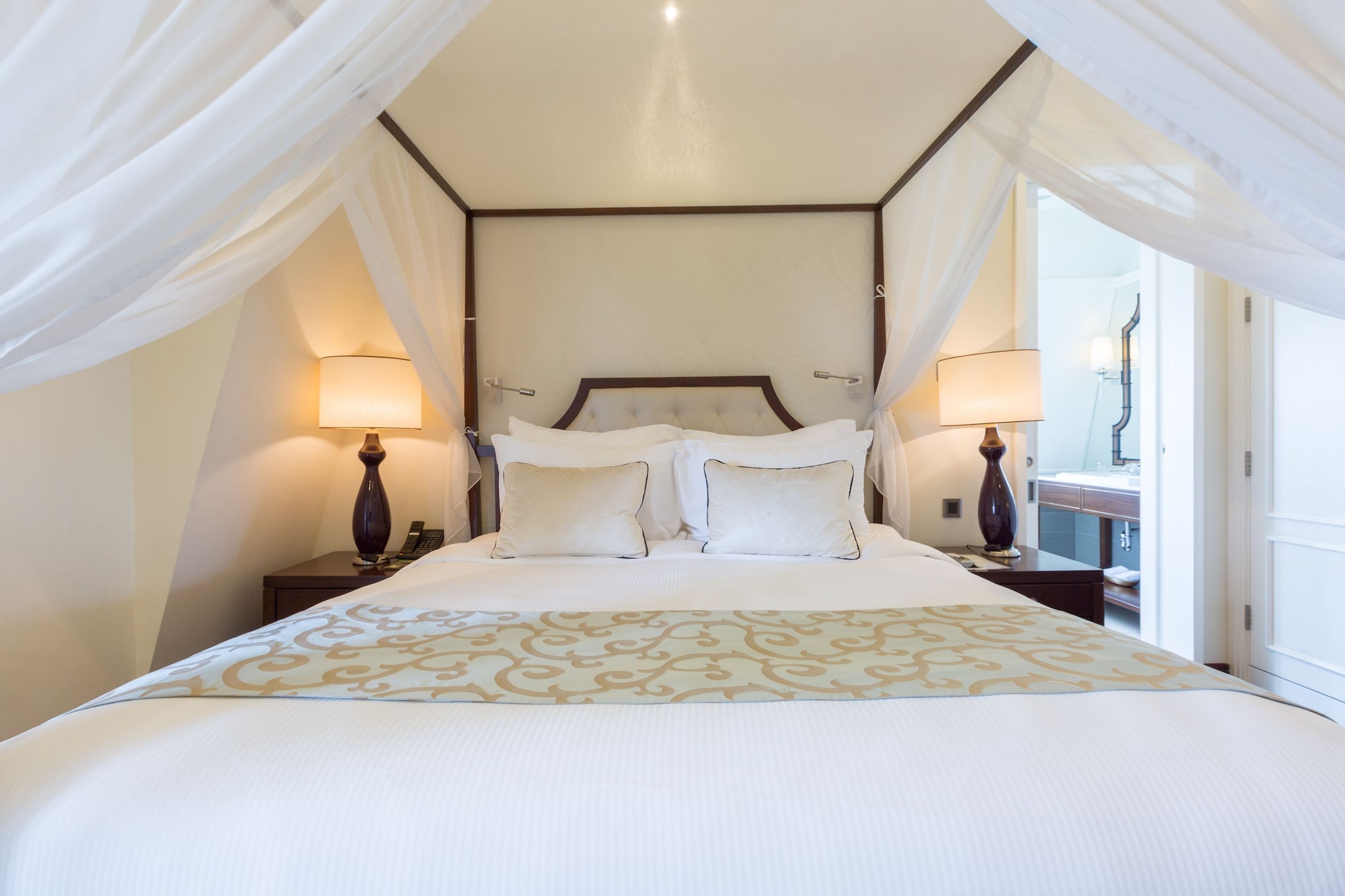 Art, Suite, King Bed, River View