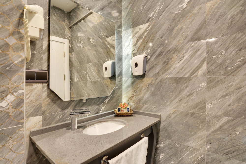 Castillo Luxury Rooms And Suites 34/38