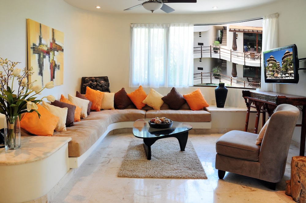El Taj Oceanfront & Beachside Condo Hotel 53/74