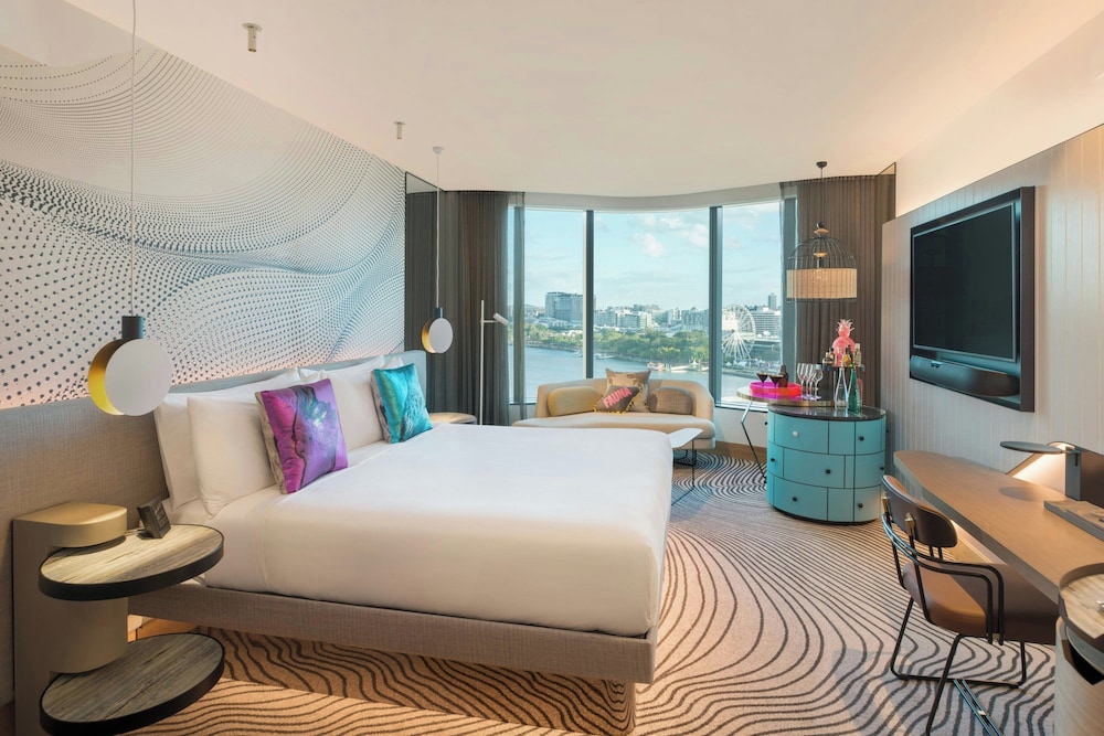 Cool, King Bed, River View, Corner