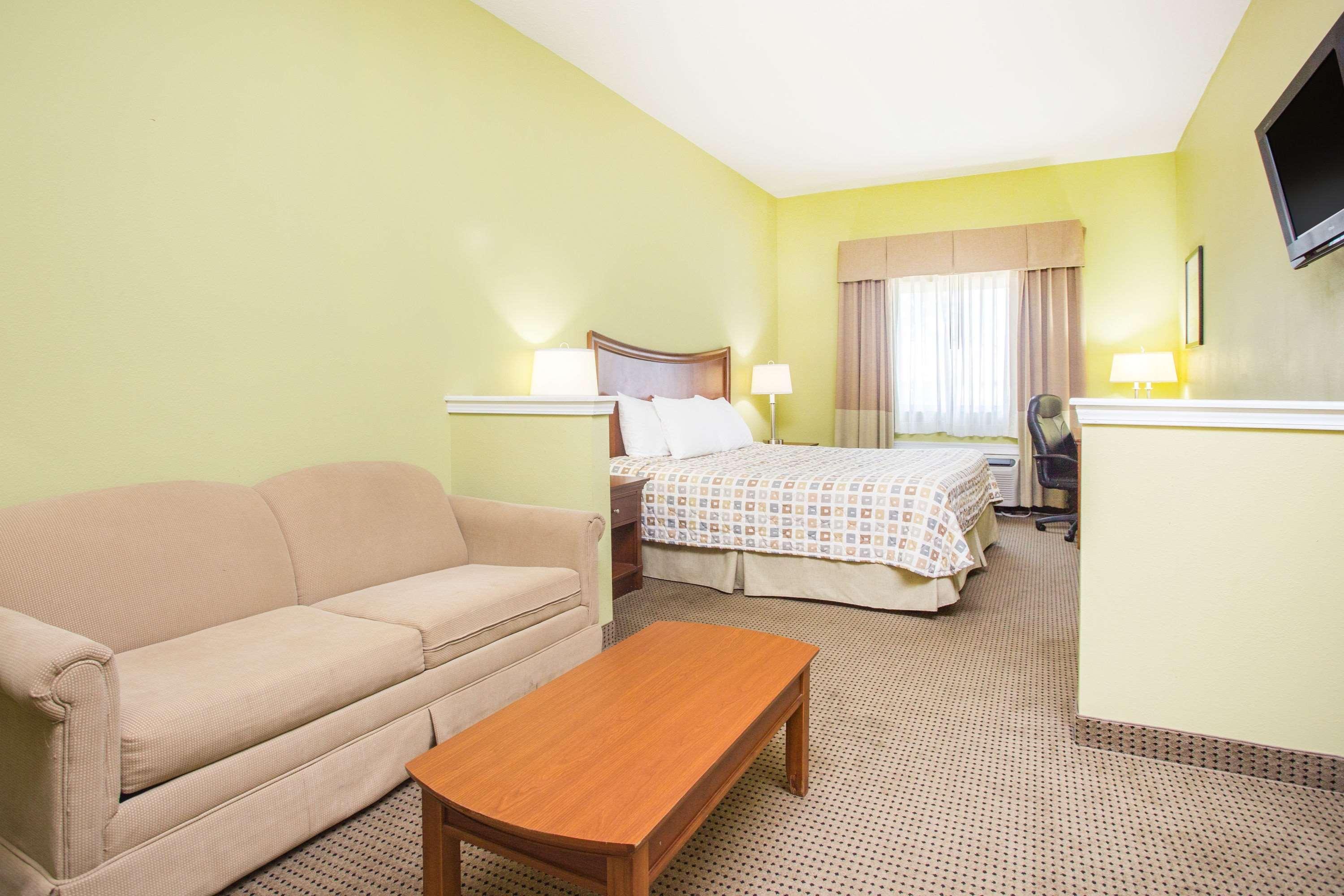 Days Inn & Suites by Wyndham Swainsboro 18/21