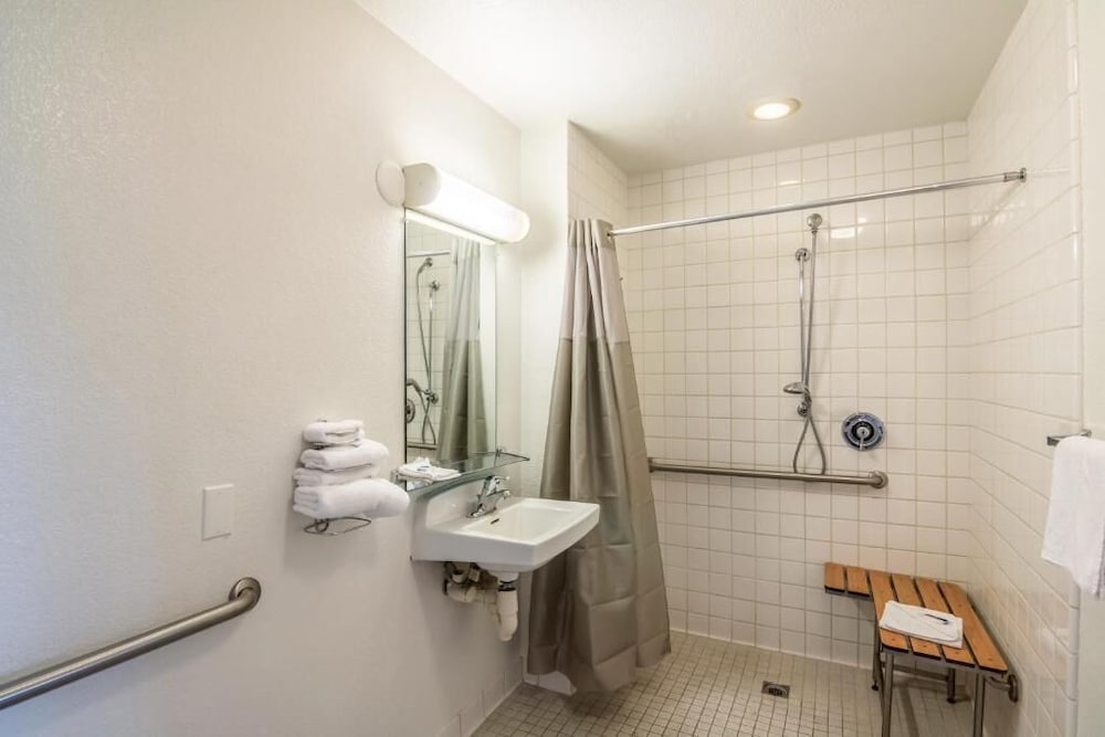 Motel6 Ventura, CA - Beach 56/58