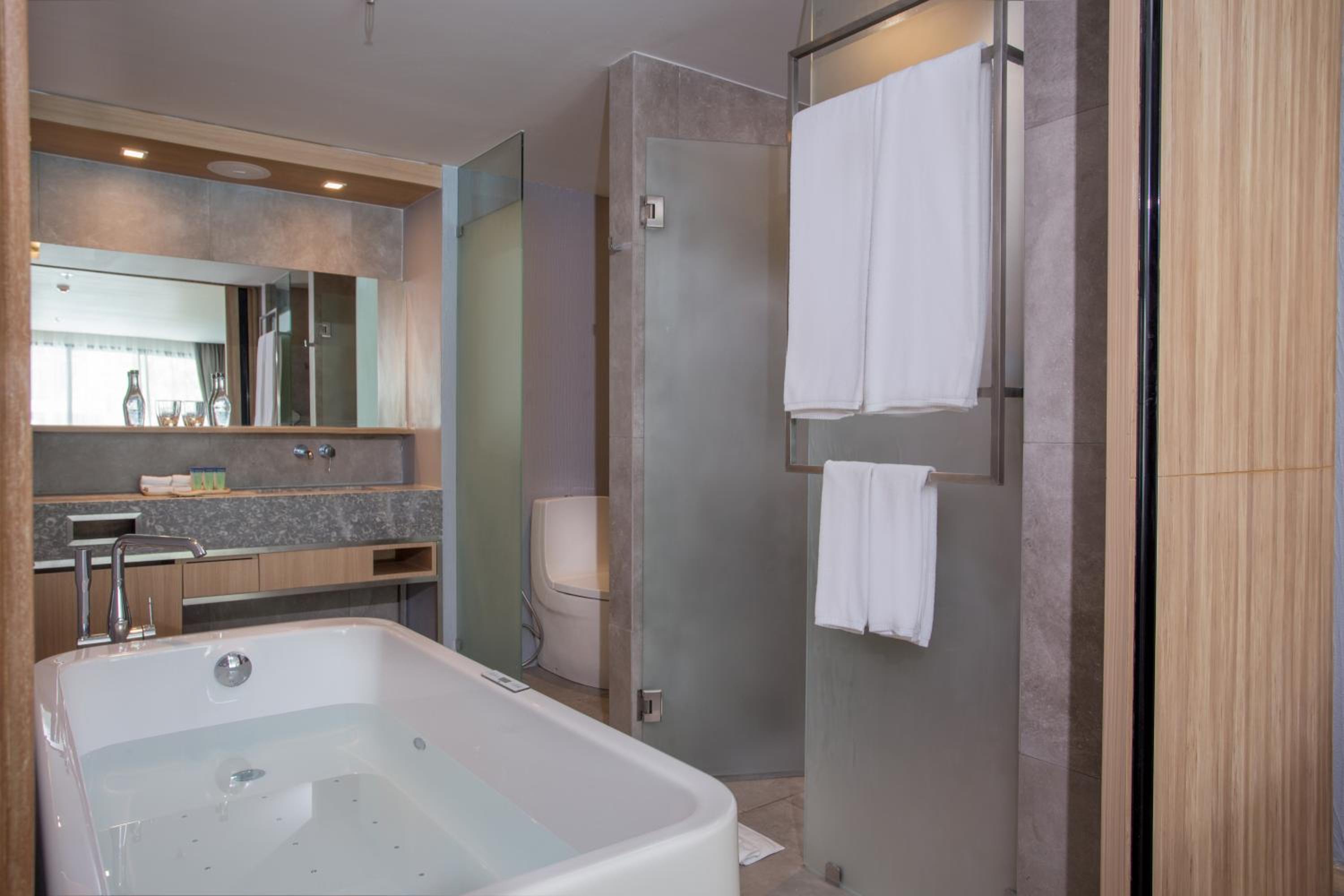 Deluxe, Twin Beds, Pool Side 5/6