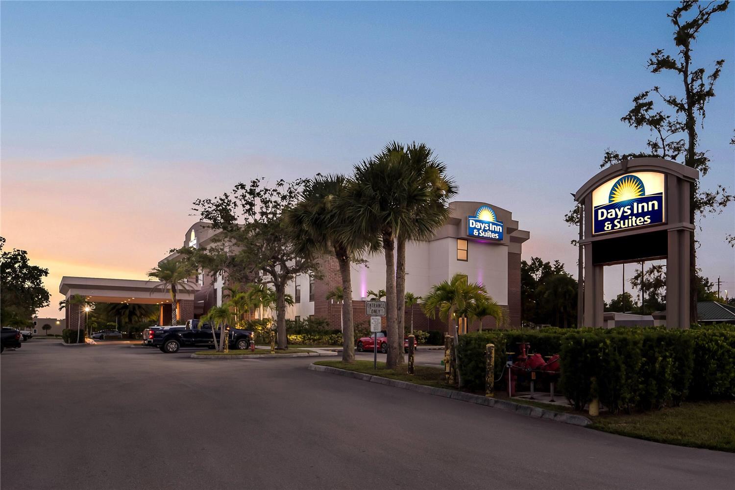 Days Inn Suites By Wyndham Fort Myers Near Jetblue Park 40/43