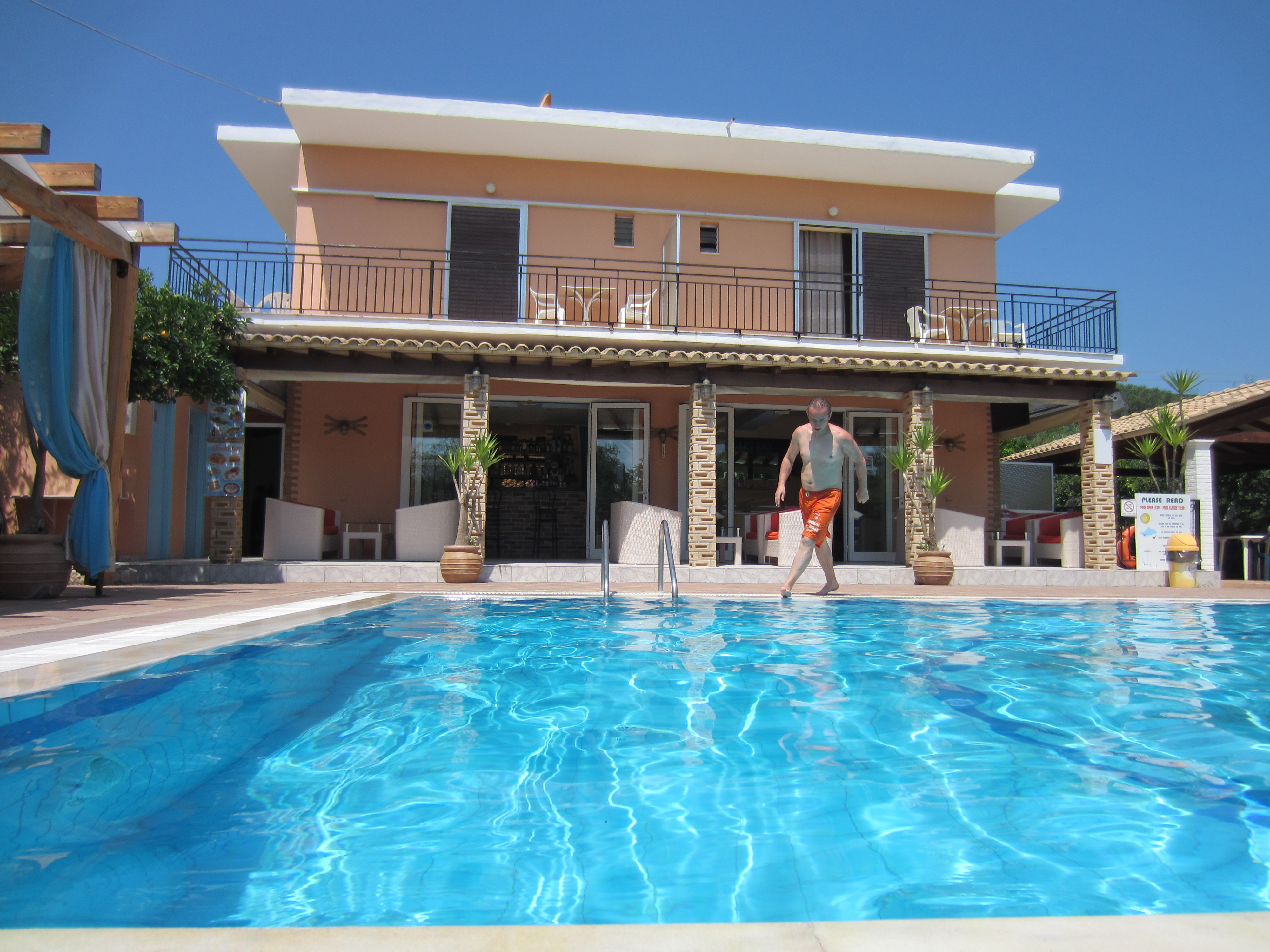 Makis Louvlis Luxury Apartments in MESSONGHI