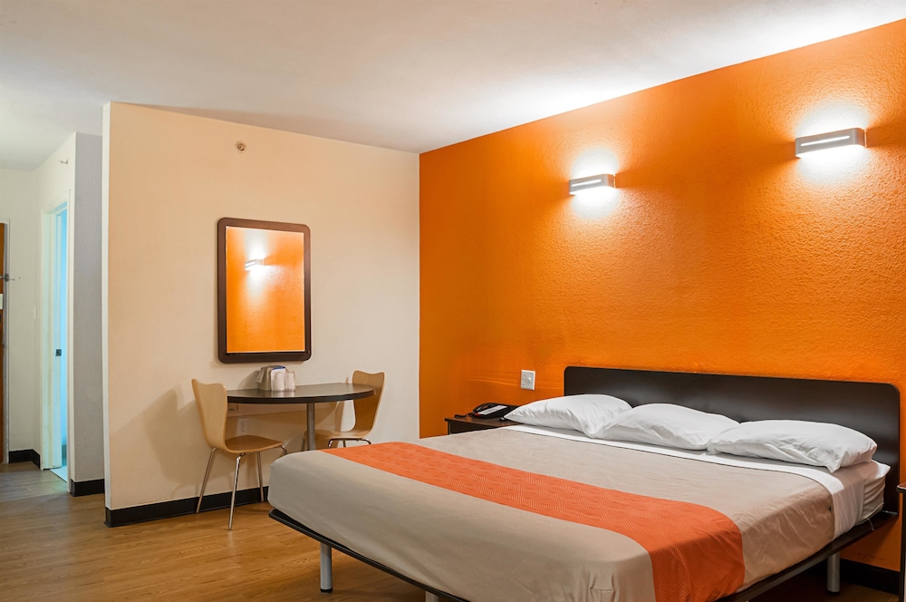 Motel6 New Orleans, LA - Near Downtown 13/30