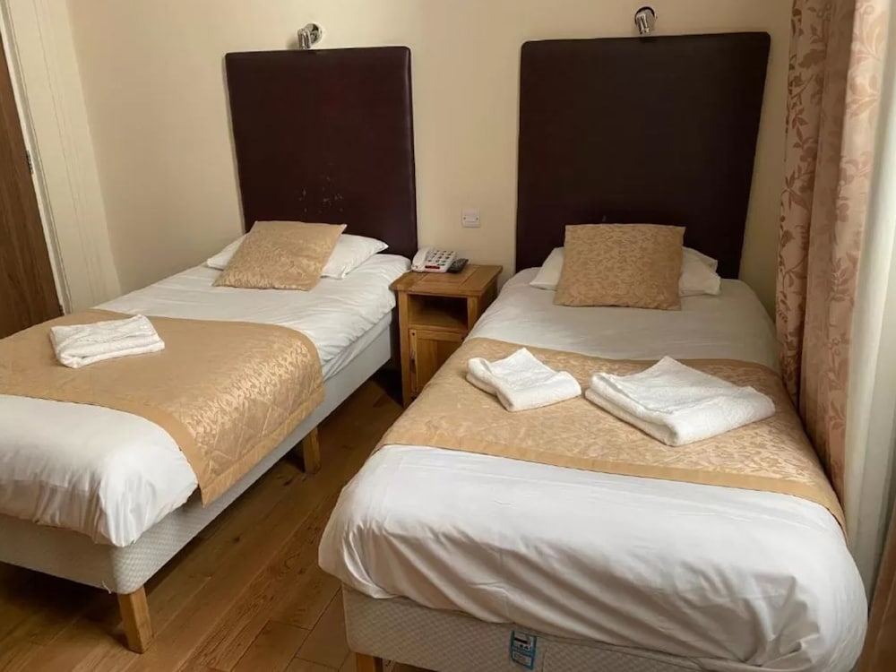 ROOM, TWIN BEDS