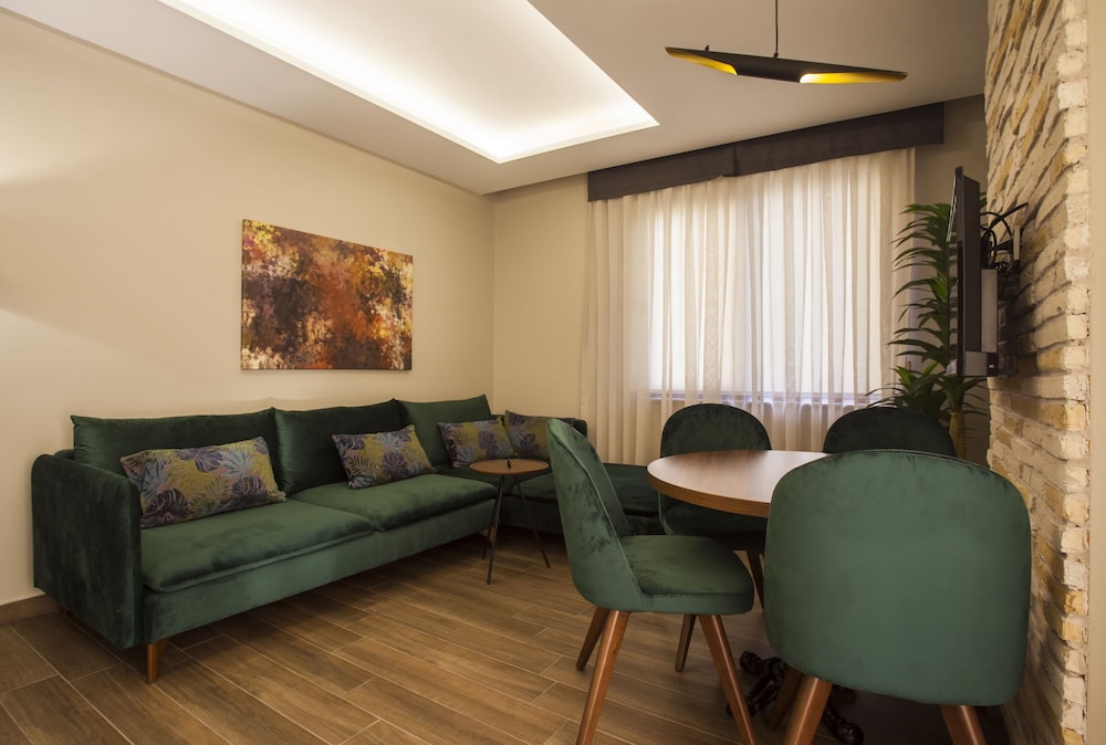 Maxuite Hotel In Home 21/37